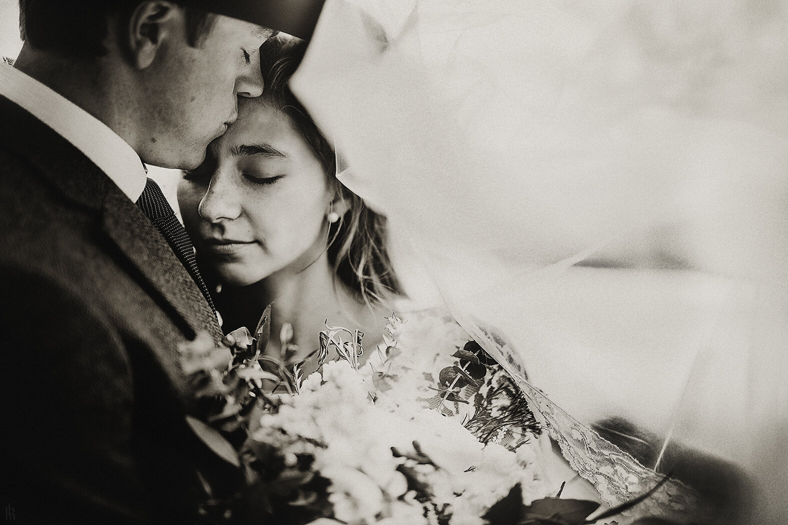 A moment beneath the veil